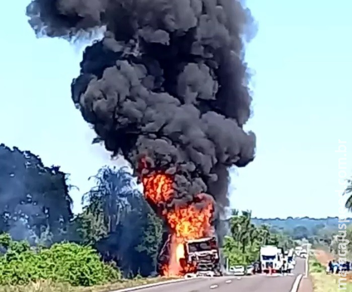 Pneu estoura, atinge tanque e carreta é destruída após pegar fogo