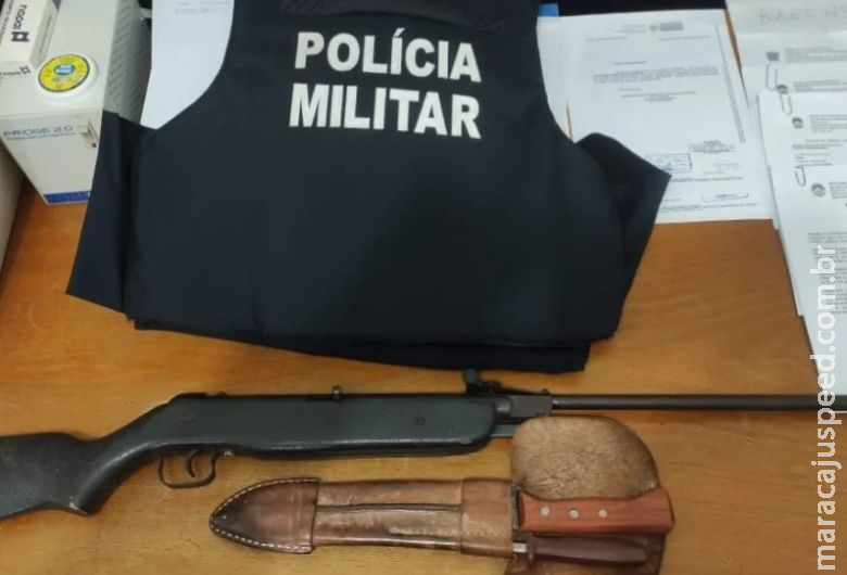 Polícia apreende espingarda e faca durante ocorrência de violência doméstica Polícia apreende espingarda e faca durante ocorrência de violência doméstica