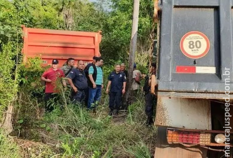 Polícia encontra caminhões roubados no Brasil sendo desmontados Polícia encontra caminhões roubados no Brasil sendo desmontados
