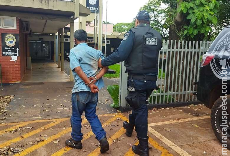 Polícia prende homem de 46 anos por tentar agredir a própria mãe Polícia prende homem de 46 anos por tentar agredir a própria mãe