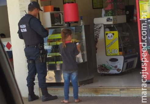 Policial paga salgado para menina ao encontrá-la vendendo bala nas ruas de Campo Grande Policial paga salgado para menina ao encontrá-la vendendo bala nas ruas de Campo Grande