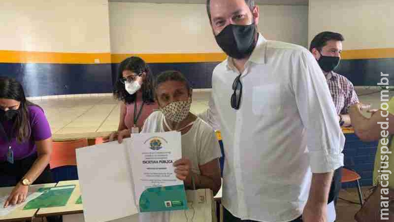 Prefeitura de Dourados entrega 49 escrituras para moradores do bairro Izidro Pedroso Prefeitura de Dourados entrega 49 escrituras para moradores do bairro Izidro Pedroso
