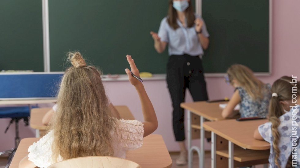 Professora é intimada pela polícia após aluna denunciar conteúdo Professora é intimada pela polícia após aluna denunciar conteúdo