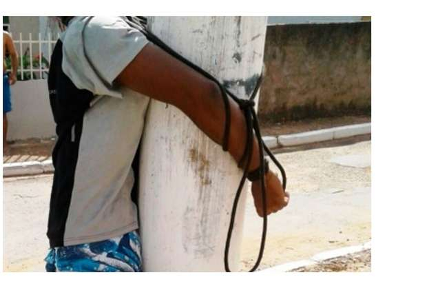 Rapaz assalta mulher e termina amarrado em poste em Naviraí Rapaz assalta mulher e termina amarrado em poste em Naviraí