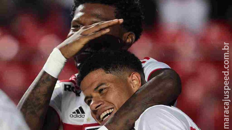 São Paulo derrota o Internacional e volta a sonhar com uma vaga na Libertadores São Paulo derrota o Internacional e volta a sonhar com uma vaga na Libertadores