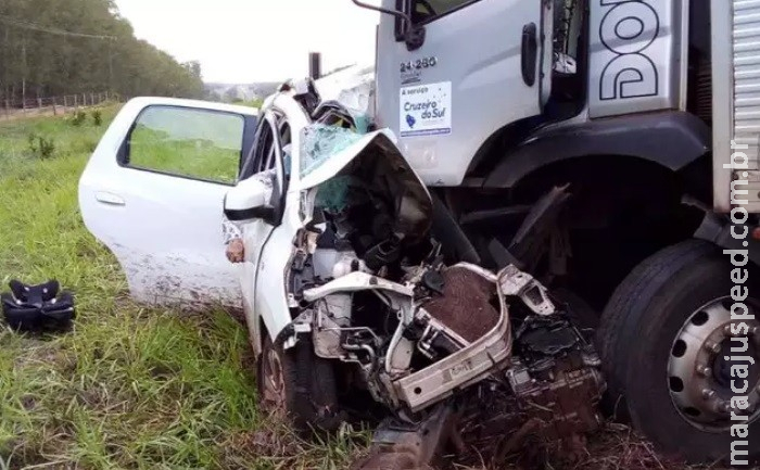 Três pessoas morrem em acidente entre carro de passeio e carreta Três pessoas morrem em acidente entre carro de passeio e carreta