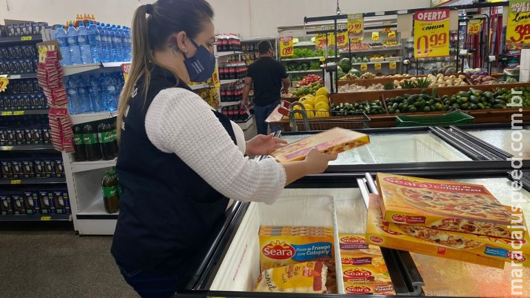 Vendendo carnes vencidas e frutas com mofo, mercado no Oliveira é autuado pelo Procon Municipal Vendendo carnes vencidas e frutas com mofo, mercado no Oliveira é autuado pelo Procon Municipal