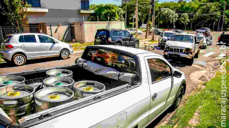 Acidente com três veículos interdita rua e faz até barril de chopp ‘voar’ em Campo Grande