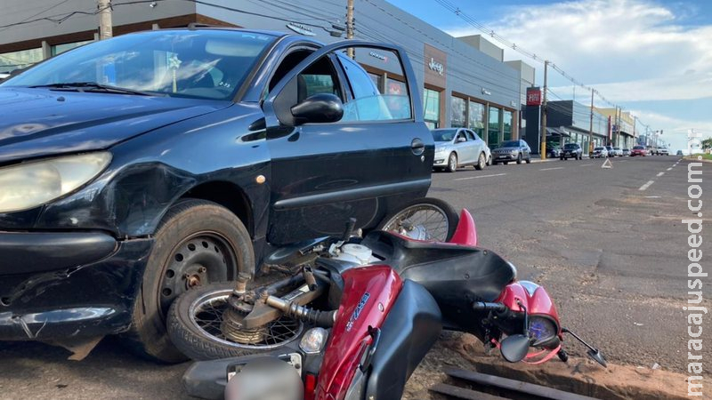 Acidente entre carro e moto deixa trânsito lento na Avenida Costa e Silva em Campo Grande Acidente entre carro e moto deixa trânsito lento na Avenida Costa e Silva em Campo Grande