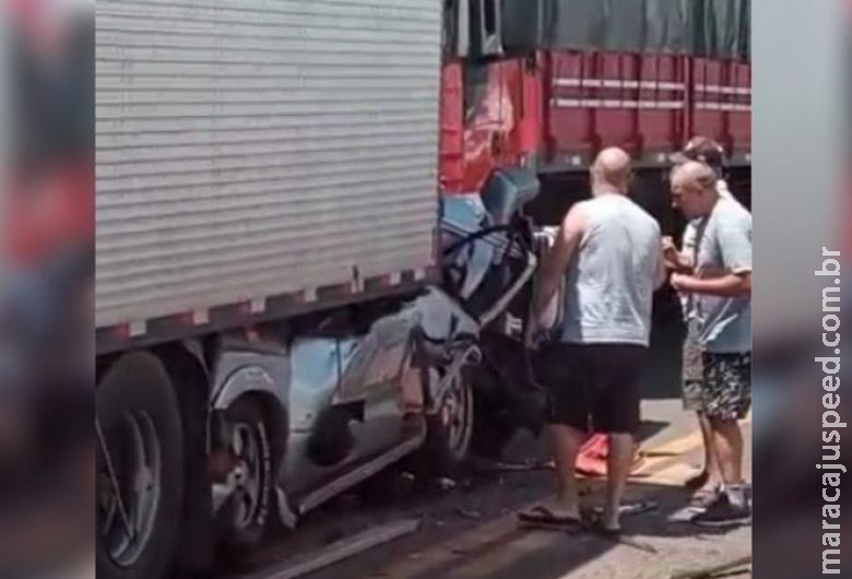 Acidente envolvendo caminhonete e carretas deixa um morto na BR-158