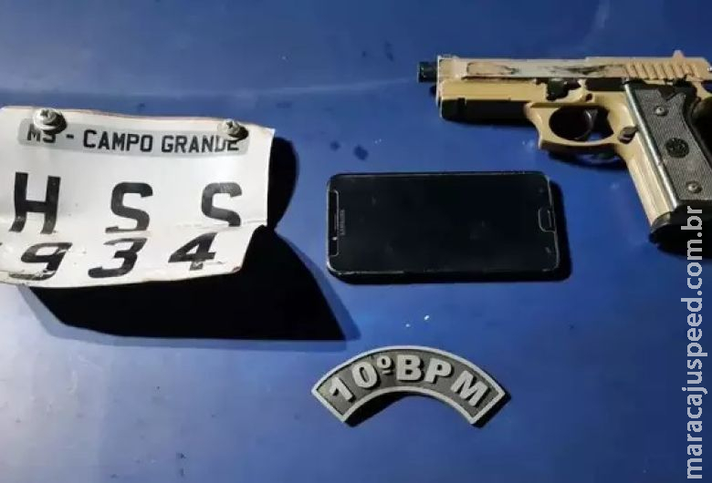 Adolescentes são apreendidos após roubar celular e bater em viatura Adolescentes são apreendidos após roubar celular e bater em viatura