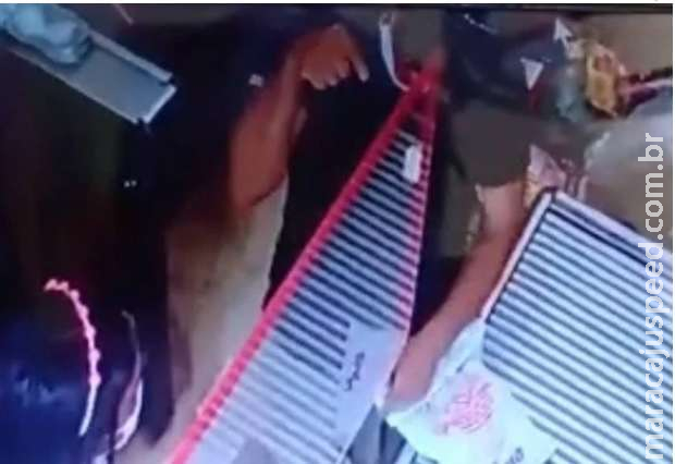 Advogado é preso após chamar caixa de supermercado de “preta” e “fedorenta” Advogado é preso após chamar caixa de supermercado de “preta” e “fedorenta”