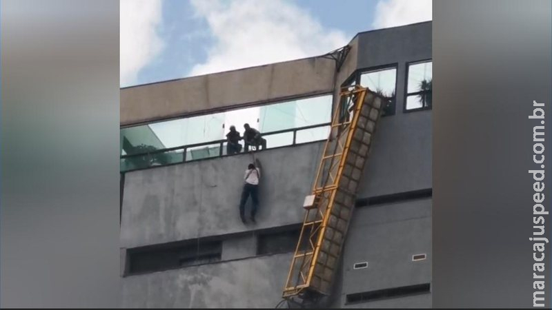 Andaime cai e trabalhadores ficam pendurados em prédio no Centro de Campo Grande Andaime cai e trabalhadores ficam pendurados em prédio no Centro de Campo Grande
