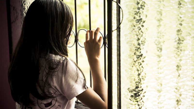Após ser estuprada por 8 anos, jovem toma coragem para denunciar padrasto Após ser estuprada por 8 anos, jovem toma coragem para denunciar padrasto
