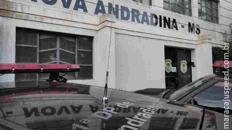 Bandidos invadem casa, trancam moradora no banheiro e roubam arma de fogo Bandidos invadem casa, trancam moradora no banheiro e roubam arma de fogo
