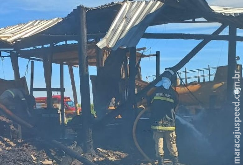 Barracão de fazenda é destruído em incêndio Barracão de fazenda é destruído em incêndio
