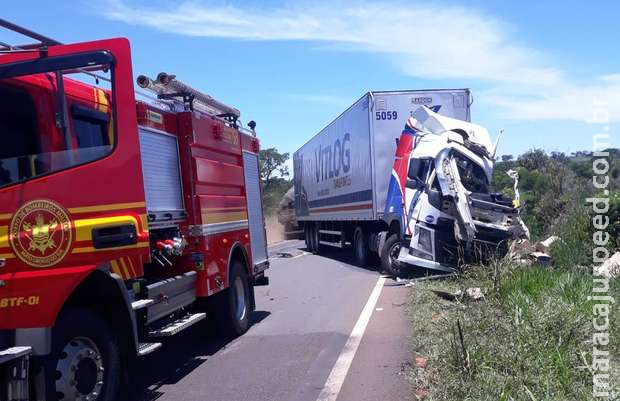 Batida entre carretas deixa motorista em estado grave em MS Batida entre carretas deixa motorista em estado grave em MS