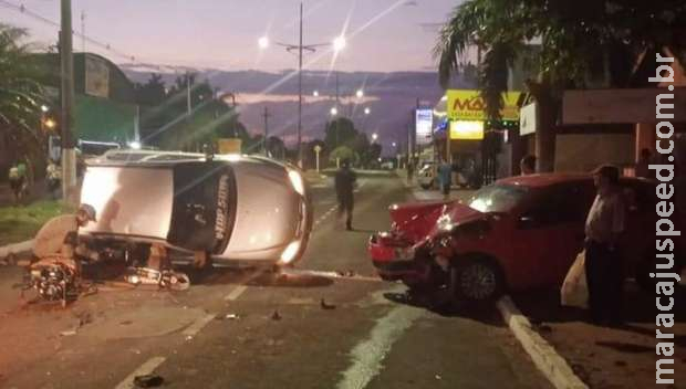 Batida entre carros deixa passageiro preso às ferragens em MS Batida entre carros deixa passageiro preso às ferragens em MS