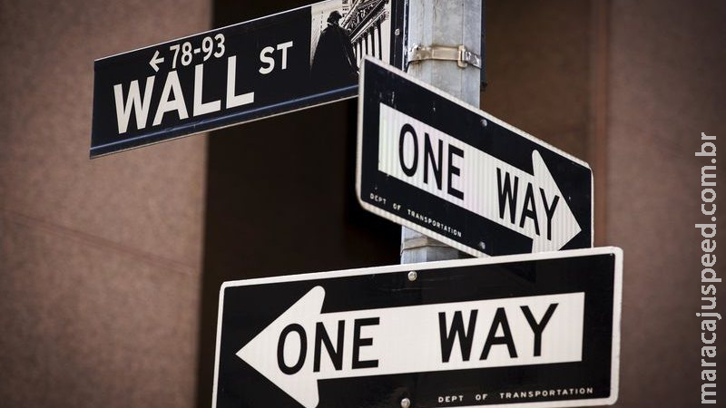 Bolsas de NY fecham em alta, avaliando Ômicron e pacotes fiscais nos EUA