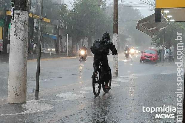 Calor deve dar trégua no domingo com chegada de fortes tempestades em MS Calor deve dar trégua no domingo com chegada de fortes tempestades em MS
