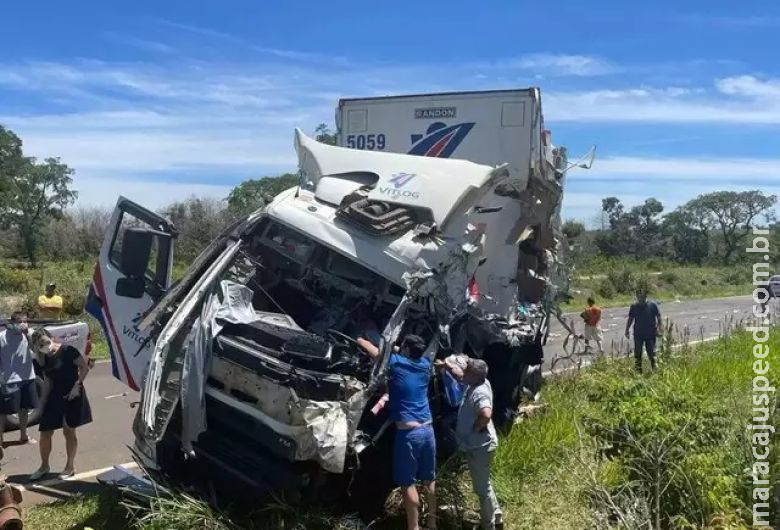 Caminhoneiro que ficou preso às ferragens morre em hospital Caminhoneiro que ficou preso às ferragens morre em hospital