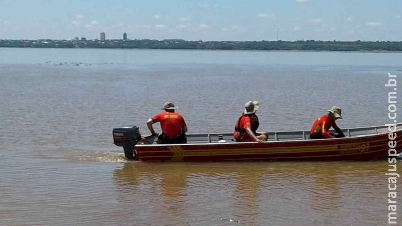 Canoa ocupada por família vira e homem de 34 anos morre afogado no Rio Paraguai Canoa ocupada por família vira e homem de 34 anos morre afogado no Rio Paraguai