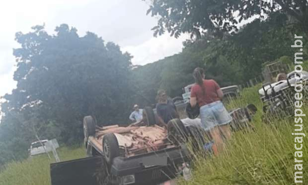 Capotamento deixa cinco pessoas feridas em rodovia de MS Capotamento deixa cinco pessoas feridas em rodovia de MS