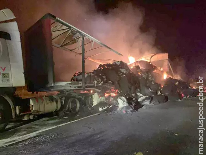 Carreta com algodão é destruída por incêndio e trava trânsito na MS-306 Carreta com algodão é destruída por incêndio e trava trânsito na MS-306