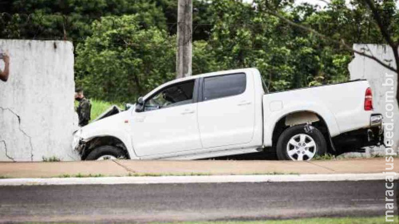 Carro bate e derruba muro da Base Aérea de Campo Grande Carro bate e derruba muro da Base Aérea de Campo Grande