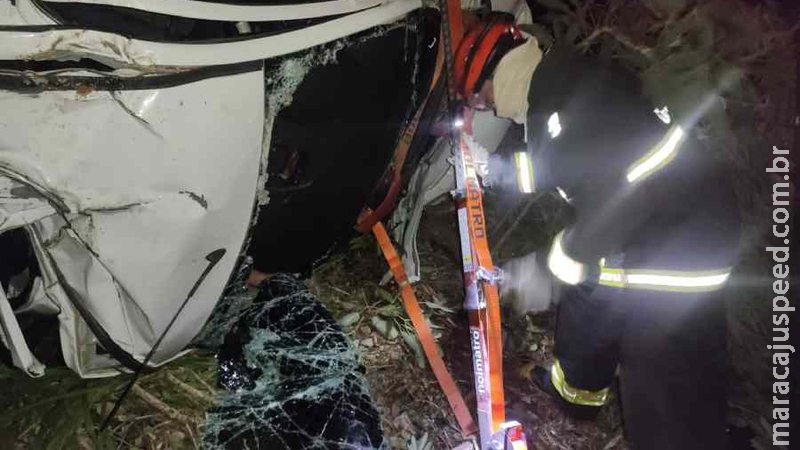 Carro capota na BR-262, bate em árvore e duas pessoas morrem presas nas ferragens Carro capota na BR-262, bate em árvore e duas pessoas morrem presas nas ferragens