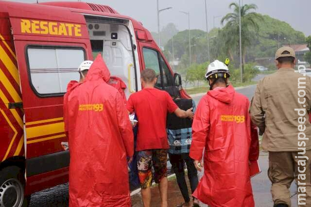 Casal é arrastado em córrego após ser surpreendido por cabeça d’água Casal é arrastado em córrego após ser surpreendido por cabeça d’água