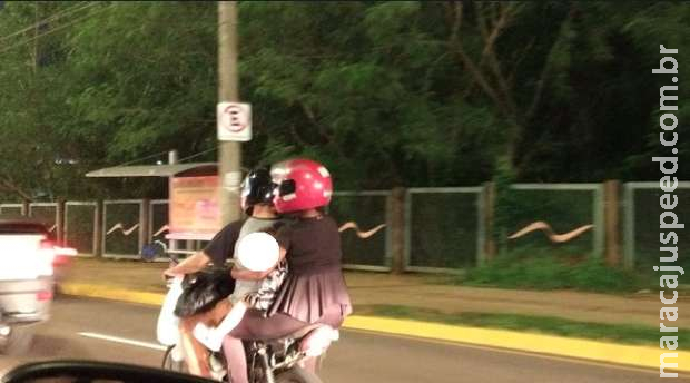 Casal em moto 