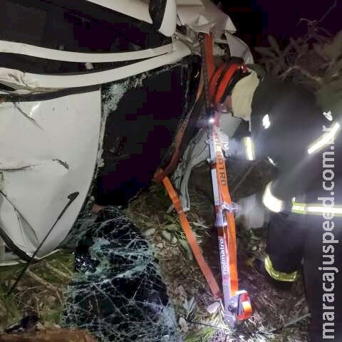 Casal morre e dois ficam feridos em capotagem na BR-262 Casal morre e dois ficam feridos em capotagem na BR-262