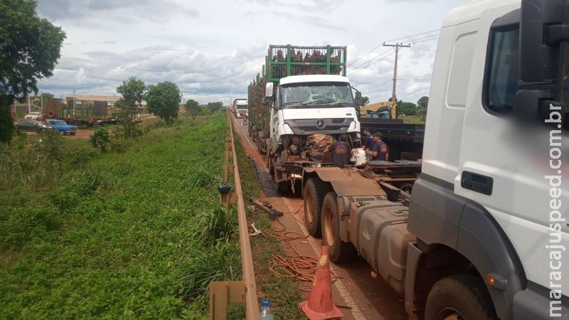 Colisão entre dois caminhões deixa trânsito lento em anel viário Colisão entre dois caminhões deixa trânsito lento em anel viário