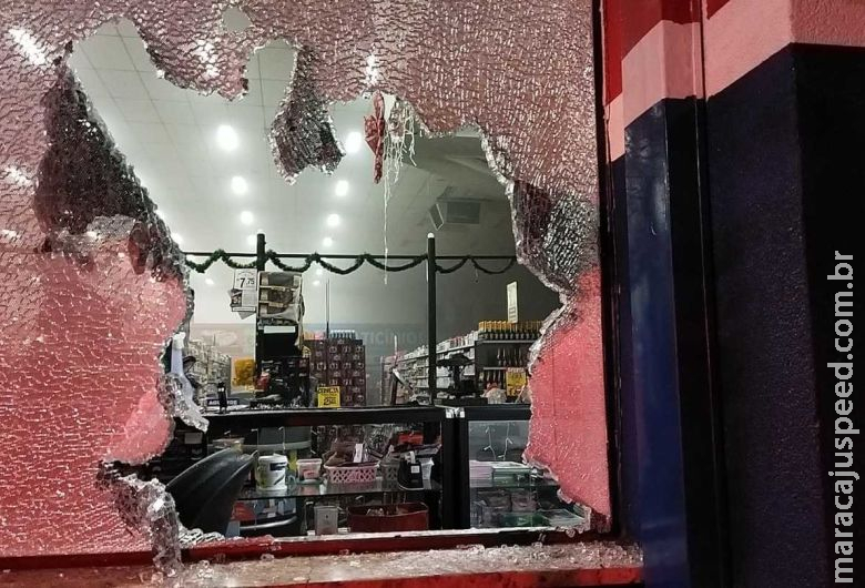 Com ajuda de populares, bombeiros impedem que fogo se alastre em comércio Com ajuda de populares, bombeiros impedem que fogo se alastre em comércio