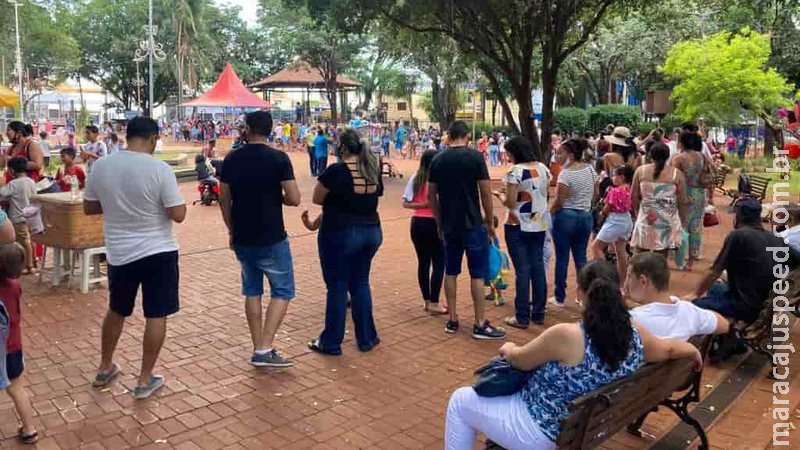 Com exigência de passaporte de vacinação, famílias lotam praça em último evento do Reviva Natal