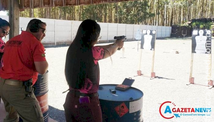 Curso ensina mulheres a manusear armas e atirar com revólver e pistola em Amambai