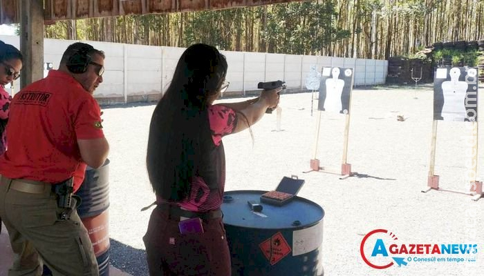 Curso ensina mulheres a manusear armas e atirar com revólver e pistola em Amambai Curso ensina mulheres a manusear armas e atirar com revólver e pistola em Amambai