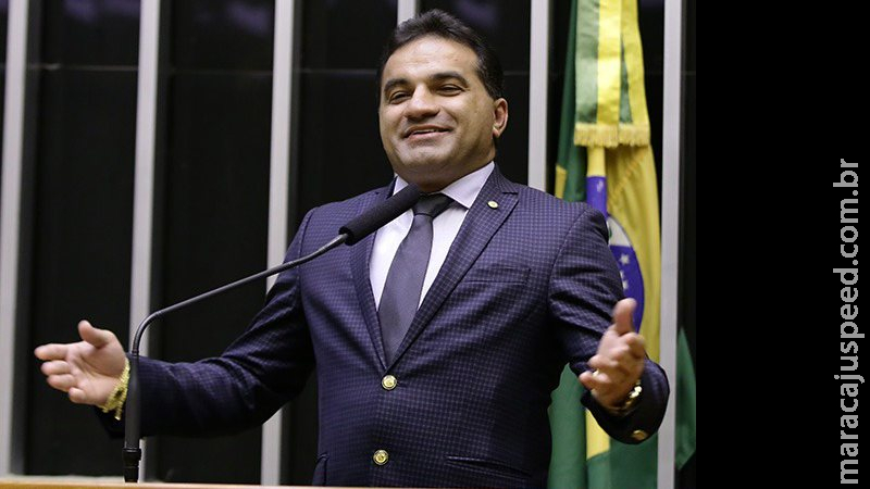 Deputado do PL investigado por desvio de emenda é flagrado com maços de dinheiro