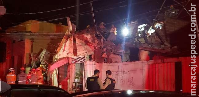 Desabamento deixa bebê e homem mortos em Minas Gerais Desabamento deixa bebê e homem mortos em Minas Gerais