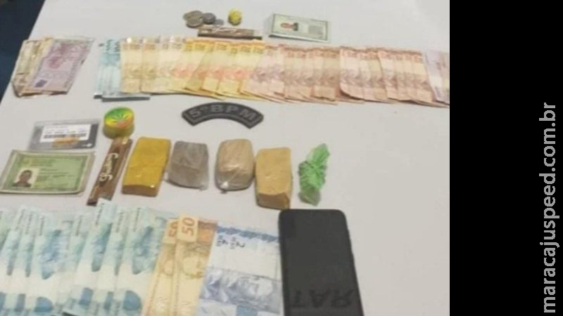 Dois são presos em flagrante pela Polícia Militar com dinheiro e porções de drogas