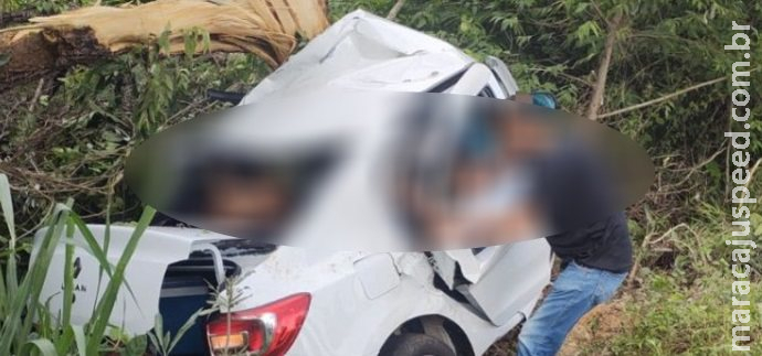 Duas mulheres morrem em acidente com carro na BR-262 Duas mulheres morrem em acidente com carro na BR-262