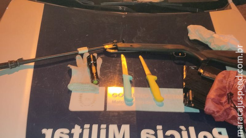 Dupla é presa com espingarda após fracasso em caça de capivaras Dupla é presa com espingarda após fracasso em caça de capivaras