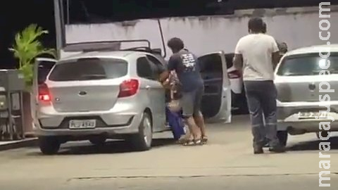 Homem agride mulher em posto de gasolina e apanha de populares Homem agride mulher em posto de gasolina e apanha de populares