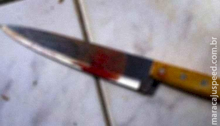 Homem é esfaqueado na mão, nuca e rosco durante brica com a companheira Homem é esfaqueado na mão, nuca e rosco durante brica com a companheira