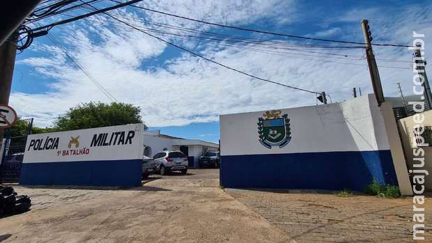 Homem leva pauladas no centro e pede ajuda em batalhão da Polícia Militar Homem leva pauladas no centro e pede ajuda em batalhão da Polícia Militar