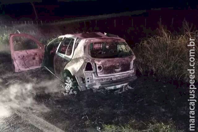 Homem morre depois de carro colidir em carreta e pegar fogo em Batayporã Homem morre depois de carro colidir em carreta e pegar fogo em Batayporã