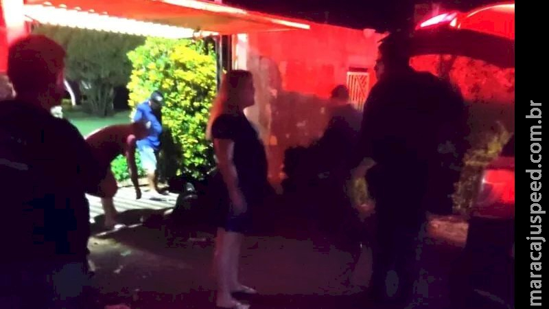 Homem surta dentro de ônibus, ameaça pessoas com facão e acaba morto pela PM em MS Homem surta dentro de ônibus, ameaça pessoas com facão e acaba morto pela PM em MS