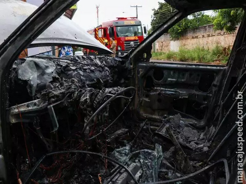 Homem surta depois de ser abordado pela PM e coloca fogo no próprio carro Homem surta depois de ser abordado pela PM e coloca fogo no próprio carro