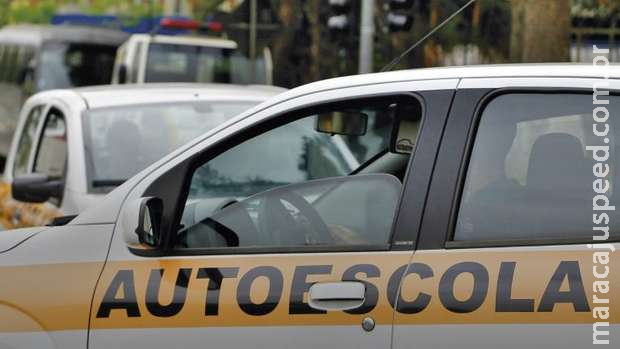 Homem tenta defender aluna de autoescola e leva facada no pescoço no Monte Líbano Homem tenta defender aluna de autoescola e leva facada no pescoço no Monte Líbano